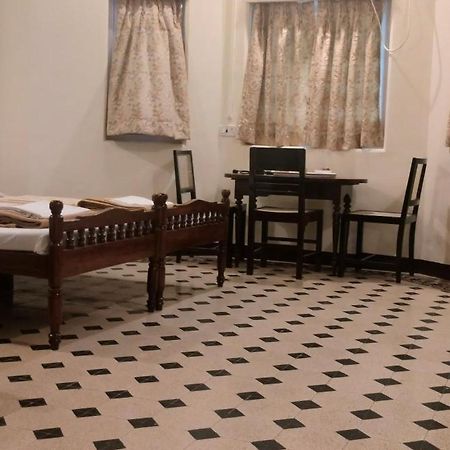 Bentleys Hotel Мумбай Екстериор снимка