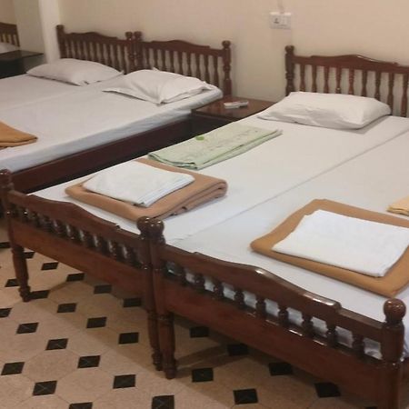 Bentleys Hotel Мумбай Екстериор снимка