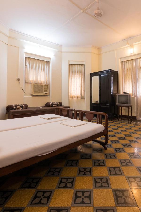 Bentleys Hotel Мумбай Екстериор снимка