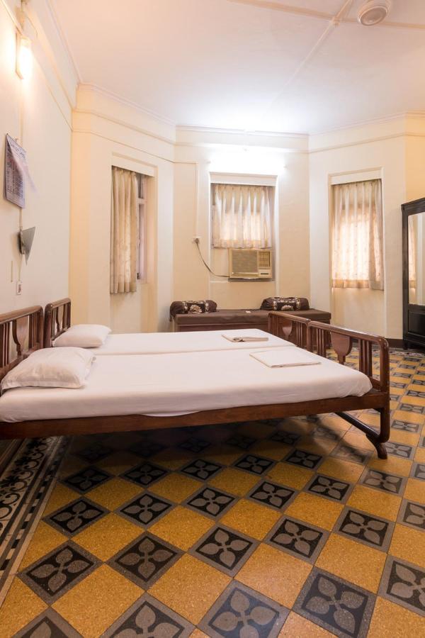 Bentleys Hotel Мумбай Екстериор снимка