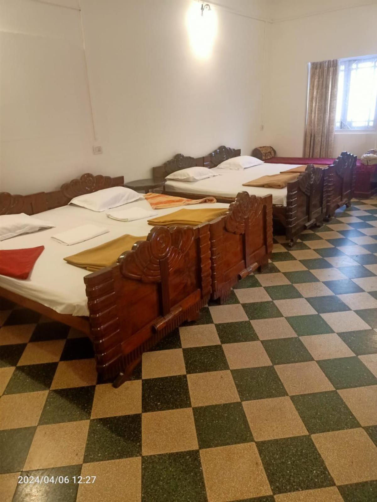 Bentleys Hotel Мумбай Екстериор снимка