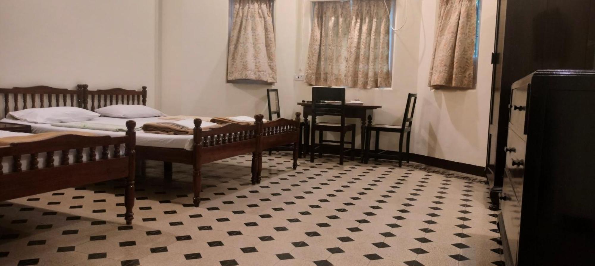 Bentleys Hotel Мумбай Екстериор снимка