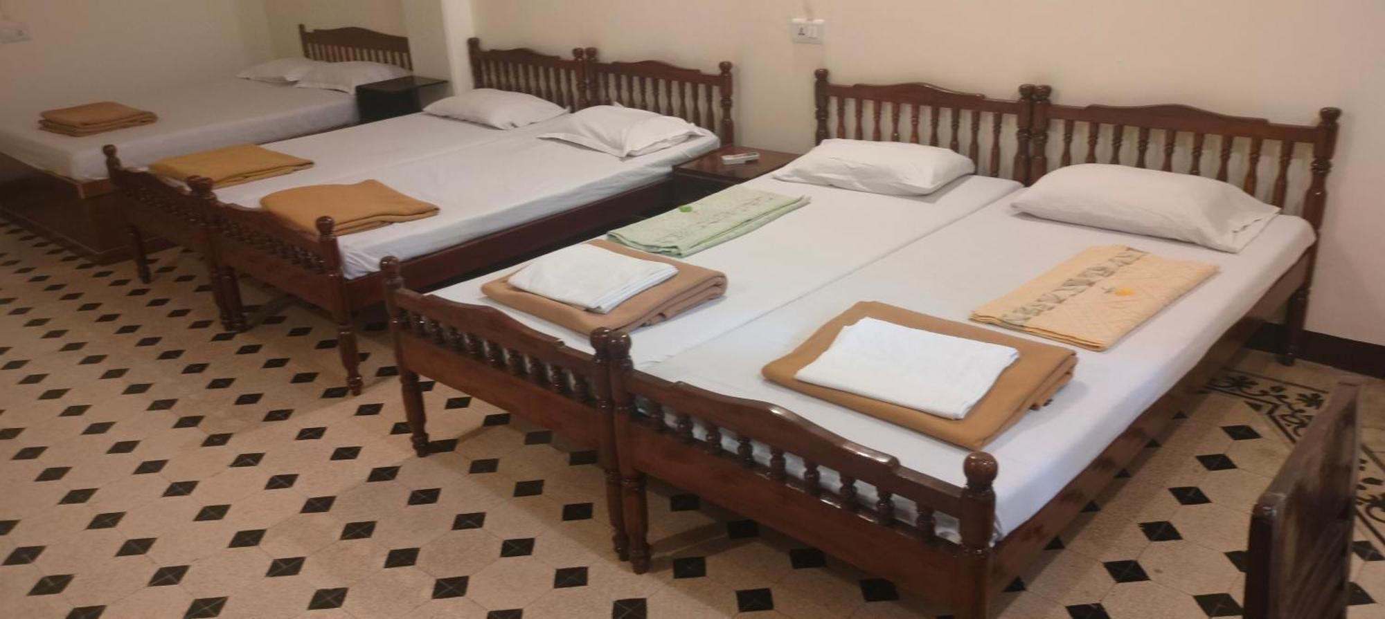Bentleys Hotel Мумбай Екстериор снимка