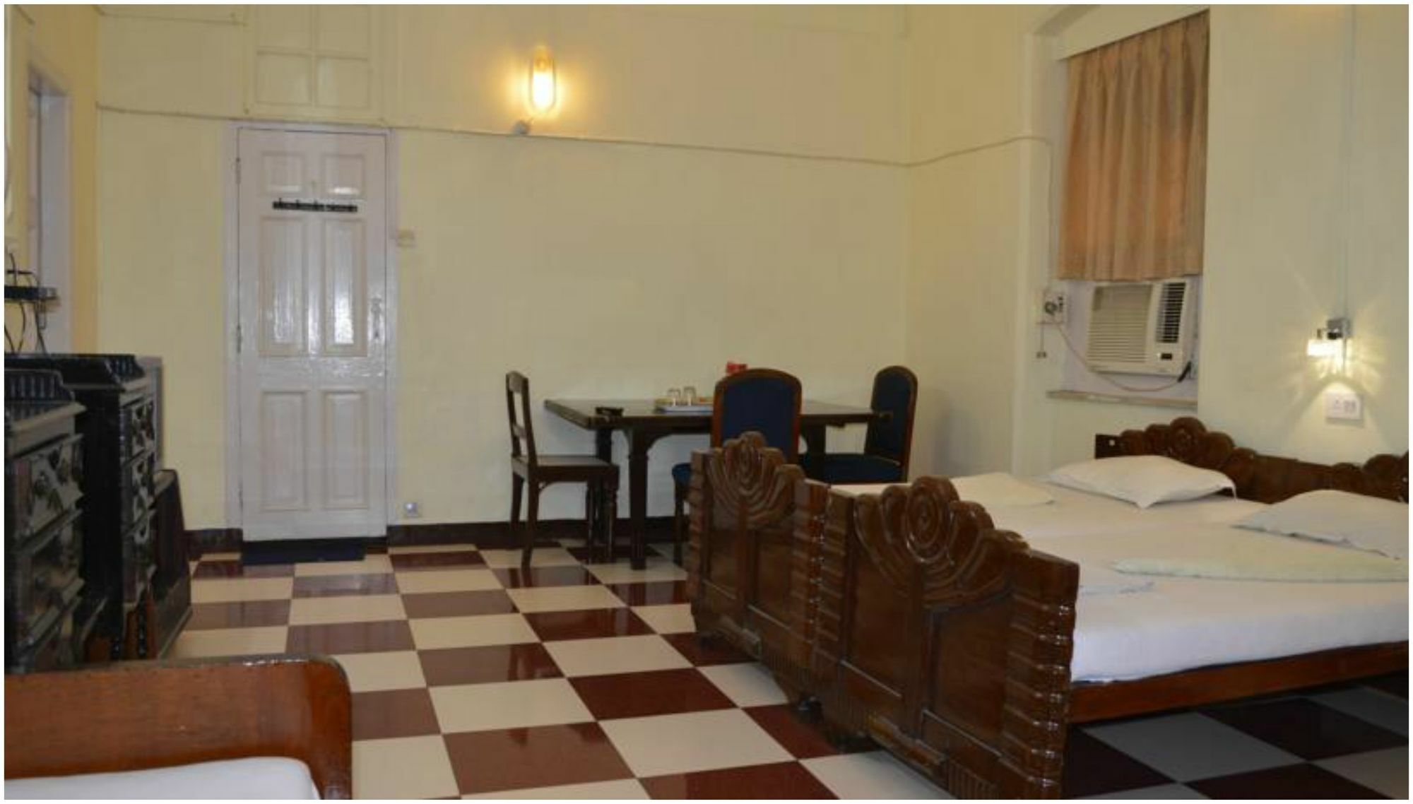 Bentleys Hotel Мумбай Екстериор снимка